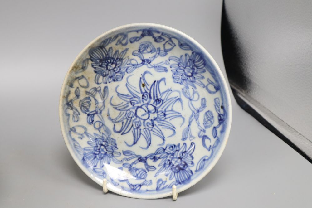 A Chinese blue and white jar, a dish and an Indian porcelain box and cover, tallest 20cm